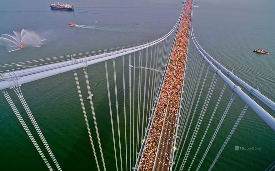 Runners in the 1990 New York City Marathon crossing the Verrazzano-Narrows Bridge